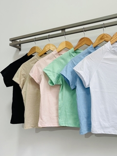 Remera algodón lisa cuello alto corta (Talle Aprox. S/M) - comprar online