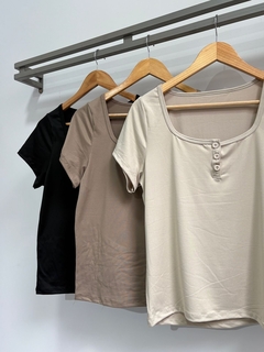 Remera de modal con botones mangas cortas (Talle Aprox. L/XL) - comprar online