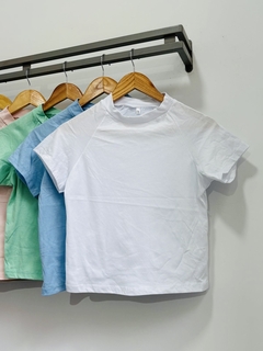 Remera algodón lisa cuello alto corta (Talle Aprox. S/M) en internet