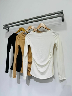 Remera modal soft con frunce y tajo (T. Aprox: M) FALTA MARINO Y NATURAL EN FOTO - comprar online