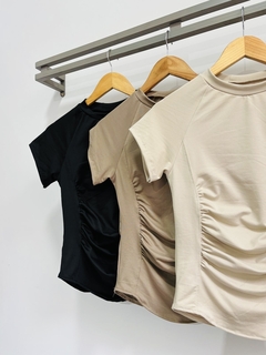 Remera modal cuello alto con frunce adelante mangas cortas (Talle Aprox. M/L) - comprar online