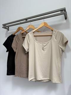 Remera de modal con botones mangas cortas (Talle Aprox. L/XL) en internet