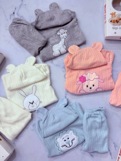 Conjunto bebé en cajita LISO MORLEY (remera, ranita, gorrito) - comprar online