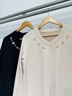 Sweater liviano cuello V bordado (T. Aprox: M/L) - comprar online