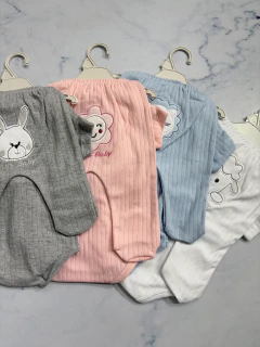 Conjunto bebe morley con bordado cuello americano (body m/c ranita, gorrito) - Avellaneda Mayorista Rosario