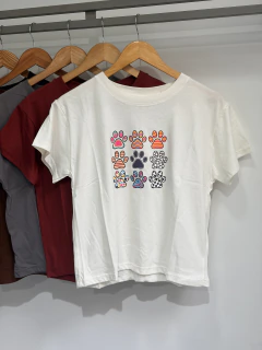 Remera de algodón estampa HUELLITAS (Talle Aprox. M/L)