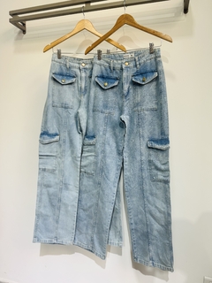 Jeans rigido ancho celeste con bolsillos en internet