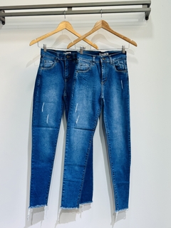 Jeans elastizado oscuro tiro alto con semi rotura en internet