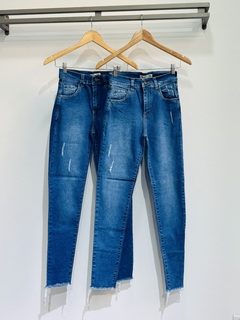 Jeans elastizado oscuro tiro alto con semi rotura - comprar online