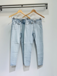 Jeans elastizado celeste con botón cruzado en internet