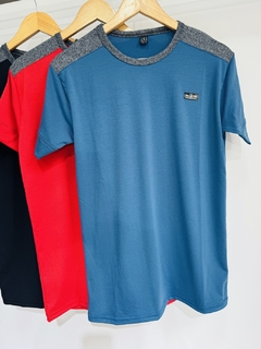 Remera modal cuello combinado adulto.