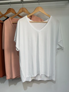 Remera modal over cuello V (T. Aprox: XL/XXL)