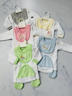 Conjunto bebe recién nacido morley (Remera, ranita, babero y gorro) en internet