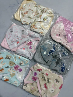 Ajuar de 3 piezas algodón estampado (Batita, ranita, gorrito)