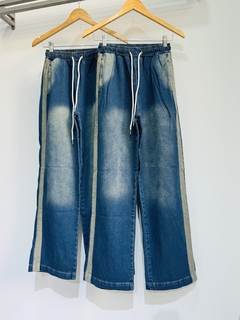 Jogger de jean ancho con franja en internet