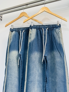 Jogger de jean ancho con franja - comprar online