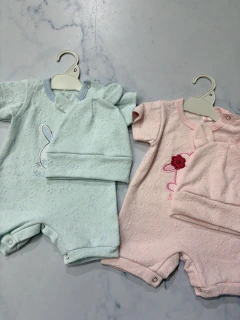 Enterito de bebe mangas cortas con gorrito liso con relieve en internet