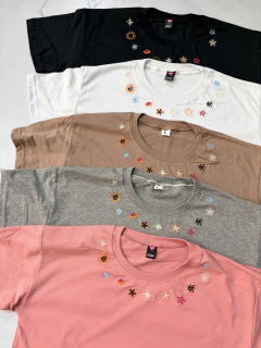 Remera algodón FLORES BORDADAS (T. aprox L/XL)