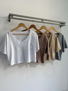 Remera algodón CROP flores bordadas cuello v (T. Aprox L/XL) - comprar online