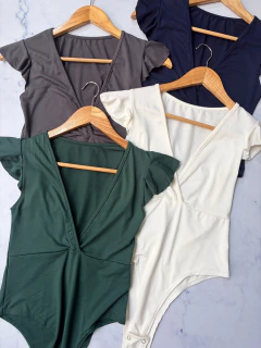 Body modal soft cuello V con volados (T. Aprox: M/L)