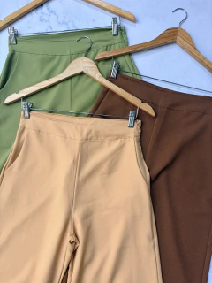 Pantalón con bolsillos y cierre al costado en internet