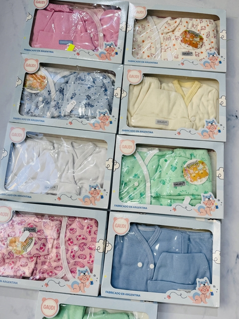 Set bebé en cajita 3 piezas (gorrito, ranita, batita) liso y estampado - comprar online