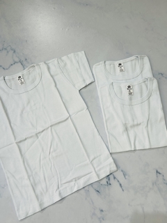 Remera BLANCA colegial. en internet