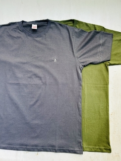 Remera cuello redondo adulto talle especial logo bordado