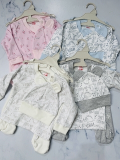 Conjunto de bebe en perchita algodón estampado (Remera, ranita y gorrito) - comprar online