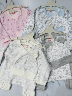 Conjunto de bebe en perchita algodón estampado (Remera, ranita y gorrito) en internet