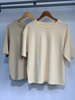 Remera dama modal etiqueta flores (Talle Aprox. M/L) - (copia) en internet