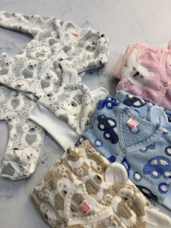 Conjunto en cajita polar estampado batita ranita y gorrito