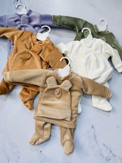 Conjunto bebé friza liso (buzo, pantalón y gorrito) - Avellaneda Mayorista Rosario