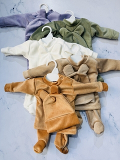 Conjunto bebé friza liso (buzo, pantalón y gorrito) - comprar online
