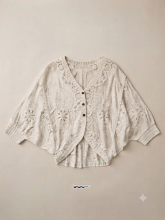 BLUSA BRODERIE CON LENTEJUELAS CORTE MURCIELAGO - ANE