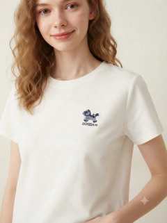 Remera con bordado chiquito en superior izquierdo con dibujo de pony - PONY