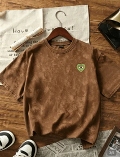 Remera con diseño ojo y corazón