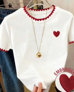 Remera con bordado y detalle en bordes