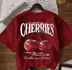 Remera con estampado de cerezas