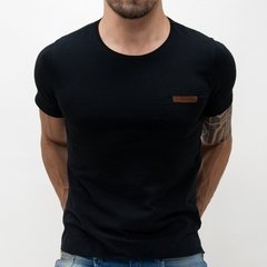 camiseta preta tatuagem