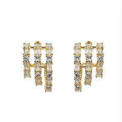 Brinco três meia argolas com zircônias baguete banhado a ouro 18k