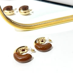 Brinco Argola Resinada Caramelo com Dourado - comprar online