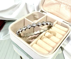 Imagem do Bracelete Deslumbre Cravejado Com Pedras Cristal