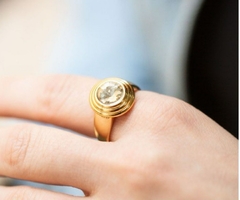 Anel Elegance Dourado com Pedra Cristal
