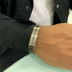 Pulseira couro placa foco força fé - comprar online