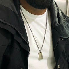Colar Masculino com Placa Escovada – Banho Ônix - comprar online