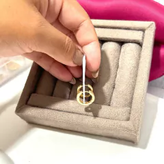 BRINCO ARGOLA CLICK CRAVEJADO FOLHEADO A OURO 18K