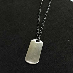 Colar Masculino com Placa Escovada – Banho Ônix