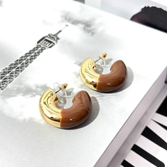 Brinco Argola Resinada Caramelo com Dourado