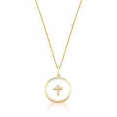 COLAR SEMIJOIA COM PINGENTE REDONDO EM ACRÍLICO E CRUZ CRAVEJADAA ZIRCONIA FOLHEADO OURO 18K
